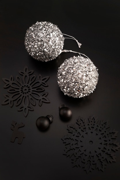 Alto angolo di globi di Natale con ornamenti