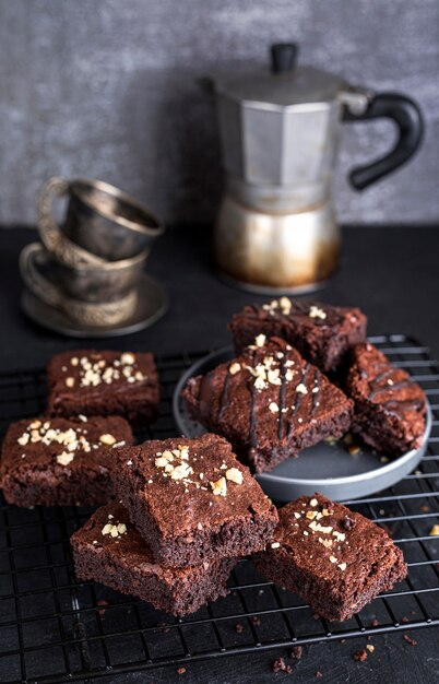 Alto angolo di griglia di raffreddamento con brownies e bollitore