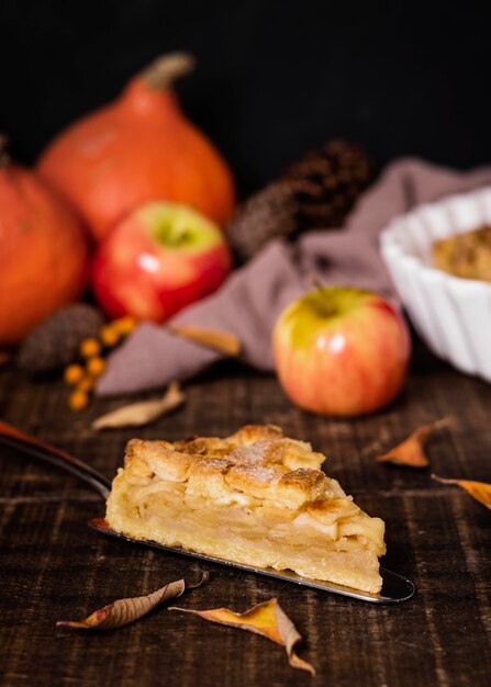 Alto angolo di gustosa fetta di torta di mele per il ringraziamento