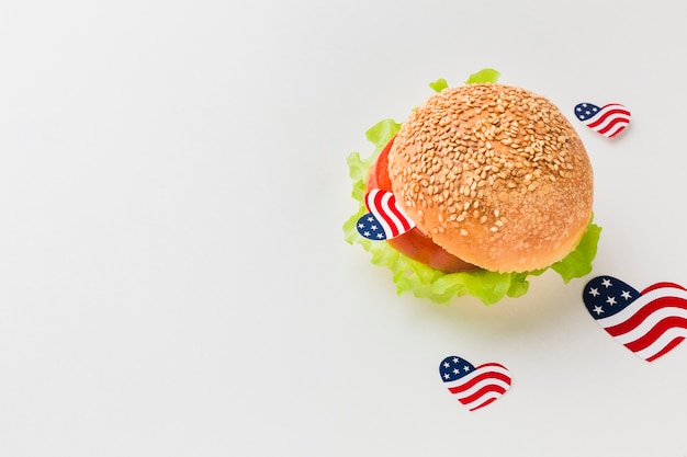 Alto angolo di hamburger con bandiere americane e copia spazio
