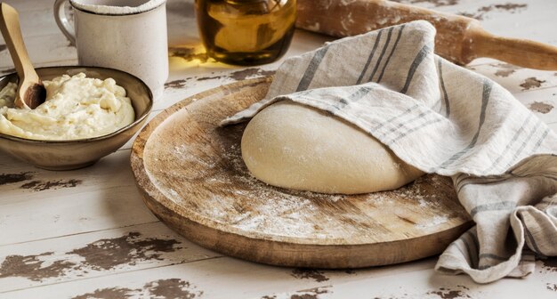 Alto angolo di impasto della pizza coperto con un panno