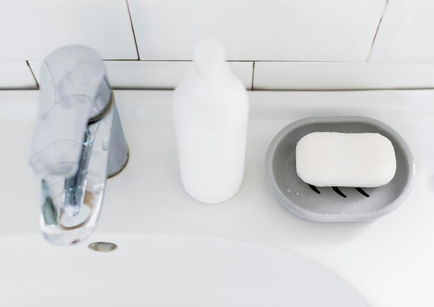 Alto angolo di lavandino del bagno con sapone