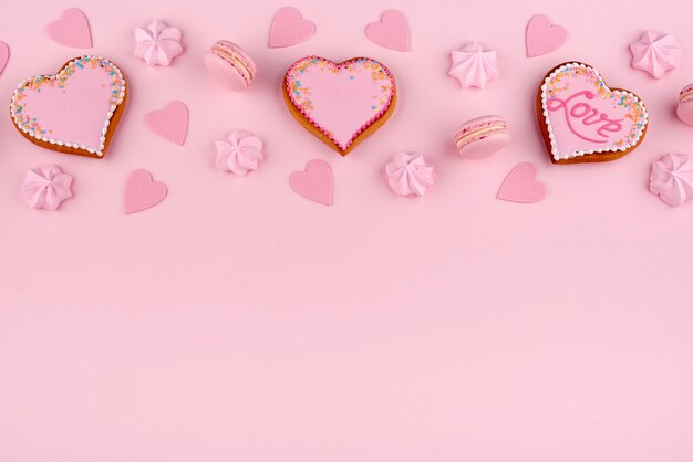 Alto angolo di macarons e biscotti a forma di cuore per San Valentino