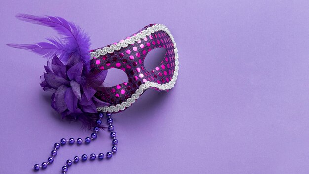 Alto angolo di maschera per il carnevale con perline e piume