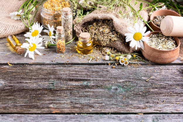 Alto angolo di medicina naturale sulla tavola di legno