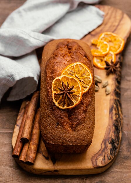 Alto angolo di pagnotta di torta con agrumi secchi