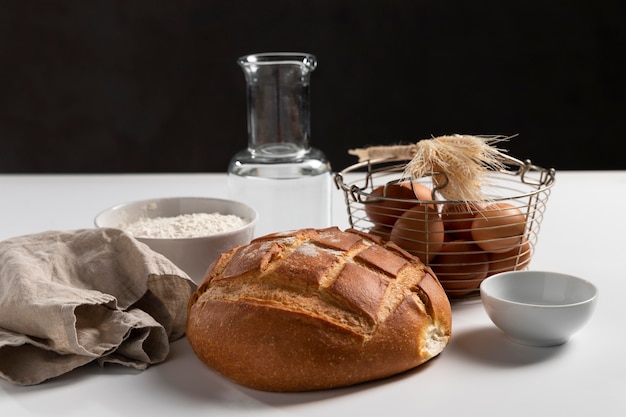 Alto angolo di pane cotto con ingredienti