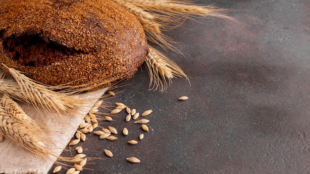 Alto angolo di pane croccante