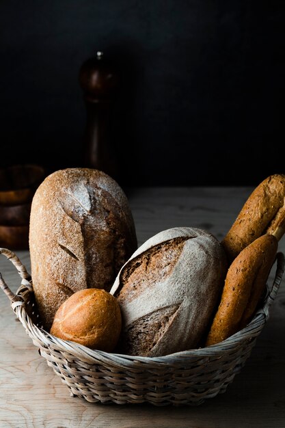 Alto angolo di pane in un cestino sulla tavola di legno