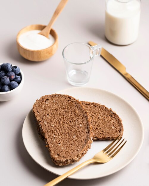 Alto angolo di pane tostato con mirtilli e latte