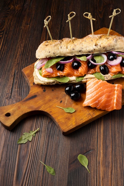 Alto angolo di panino con salmone e olive