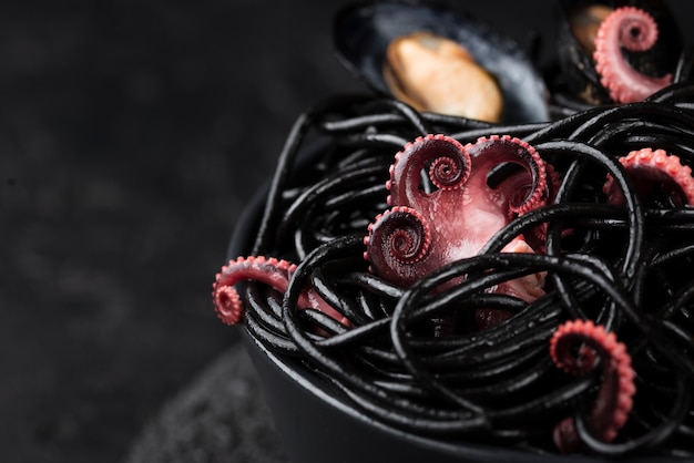 Alto angolo di pasta nera con calamari