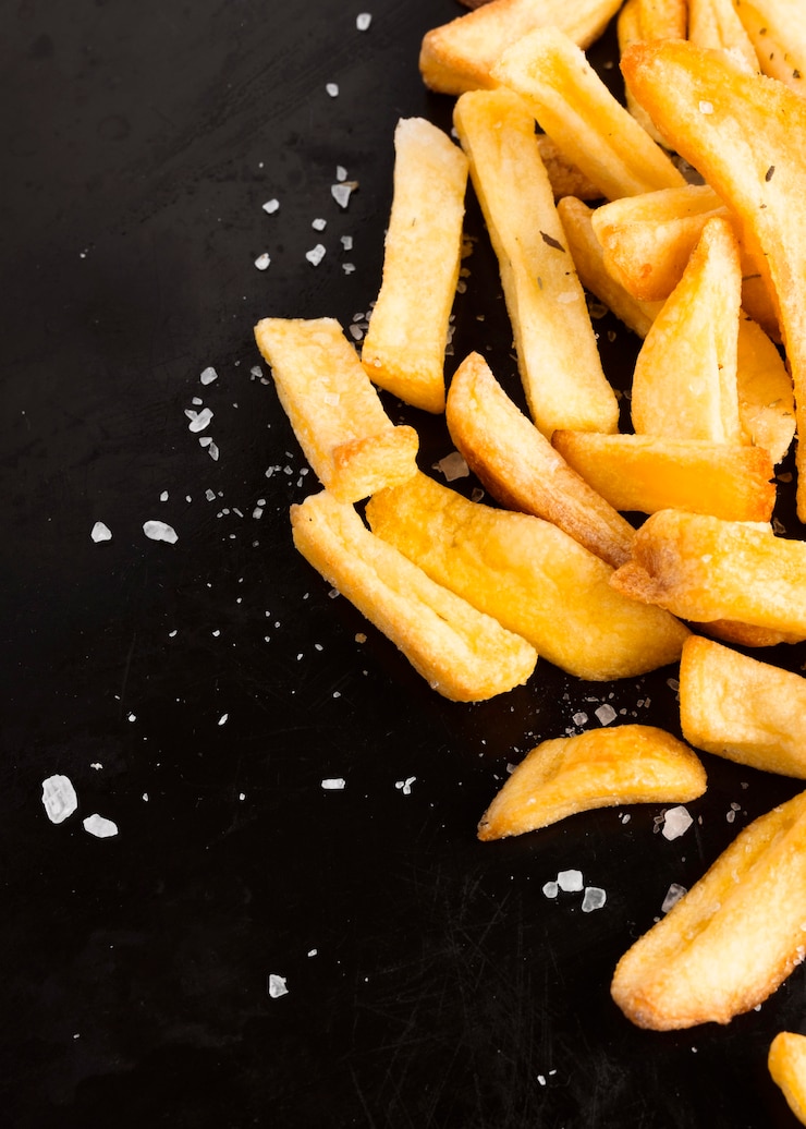 Foto gratuito alto angolo di patatine fritte salate
