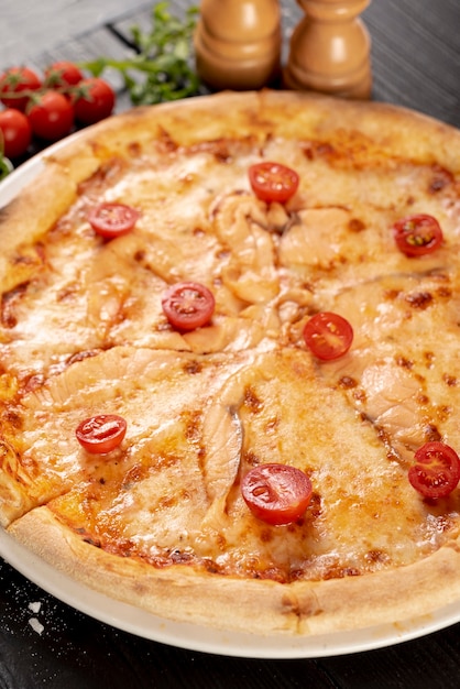 Alto angolo di pizza delicata sulla tavola di legno