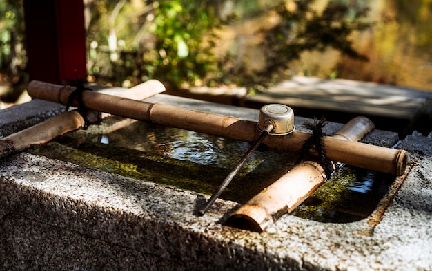 Alto angolo di pozzo d'acqua al tempio giapponese