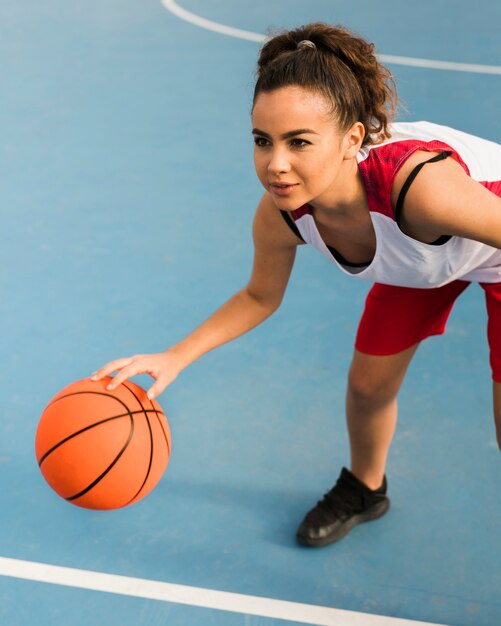 Alto angolo di ragazza che gioca a basket