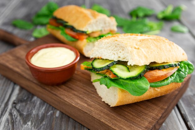 Alto angolo di sandwich con maionese e spinaci