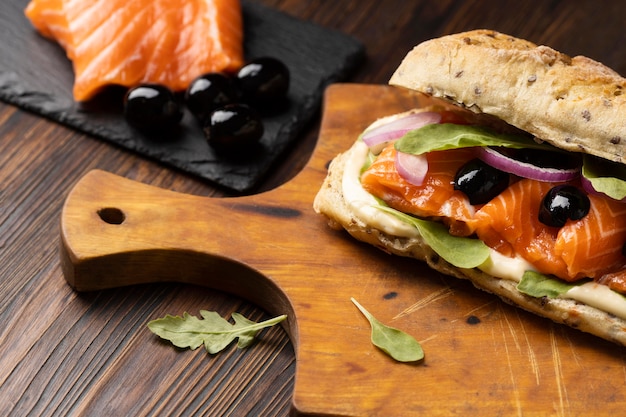 Alto angolo di sandwich di salmone e olive