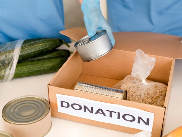 Alto angolo di scatola con donazione di cibo in preparazione