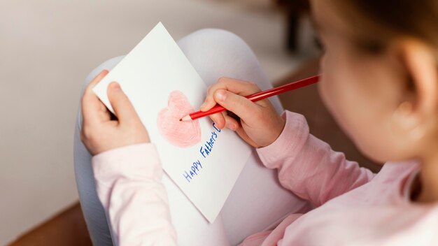 Alto angolo di scheda di disegno della figlia per la festa del papà