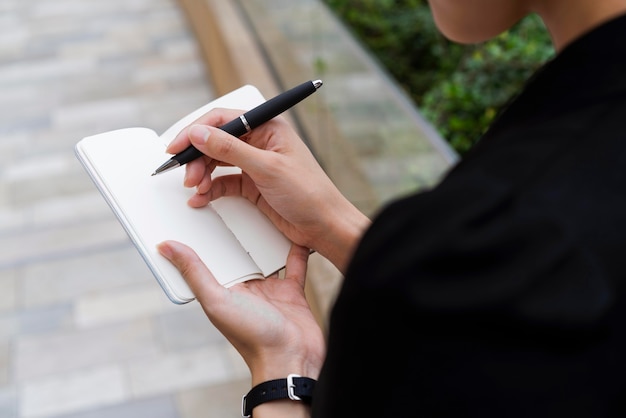 Alto angolo di scrittura della donna in Agena