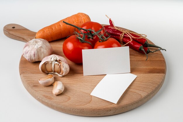 Alto angolo di tagliere con aglio e pomodori