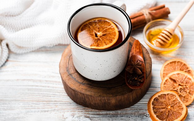 Alto angolo di tè con arancia e miele