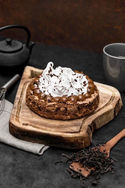 Alto angolo di torta con teiera e spatola