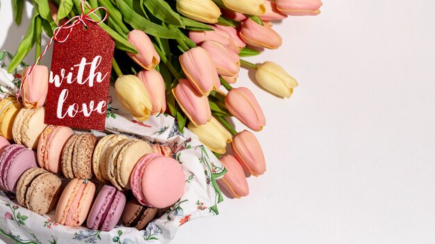 Alto angolo di tulipani e macarons di San Valentino