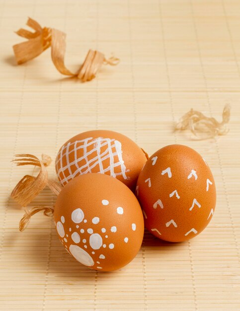 Alto angolo di uova dipinte per Pasqua con copia spazio