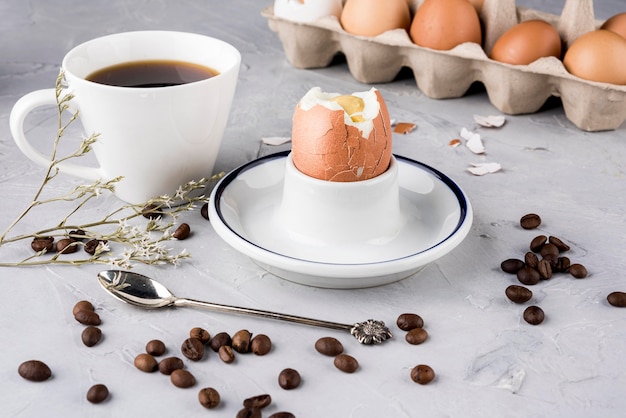 Alto angolo di uovo sodo e chicchi di caffè