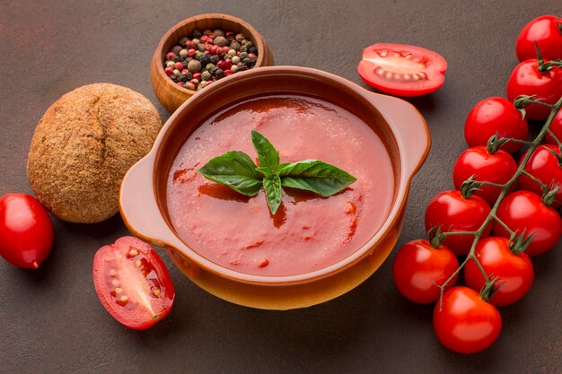 Alto angolo di zuppa di pomodoro invernale in una ciotola con pane