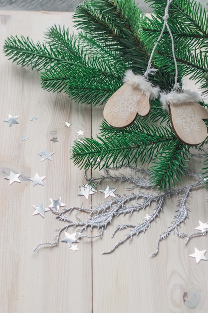 Alto angolo verticale di ornamenti in legno e decorazioni natalizie sul tavolo