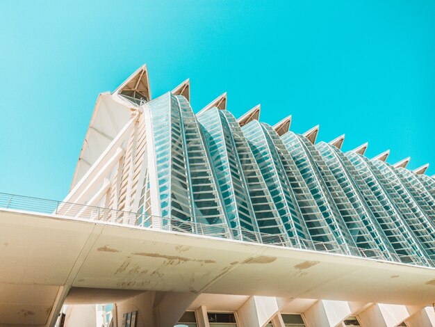 Alto edificio marrone fatto di vetro