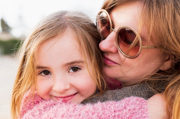 Alto vicino felice della madre e della figlia