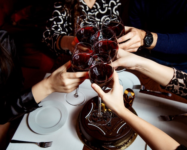 Alzato bicchieri di vino rosso e torta al cioccolato