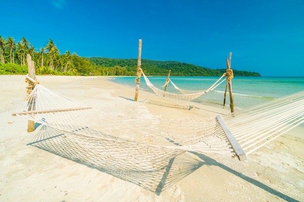 Amaca con spiaggia tropicale di bella natura