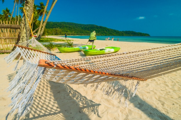 Amaca con spiaggia tropicale di bella natura