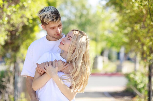 Aman abbracciò la sua ragazza e lo guardò Foto di alta qualità