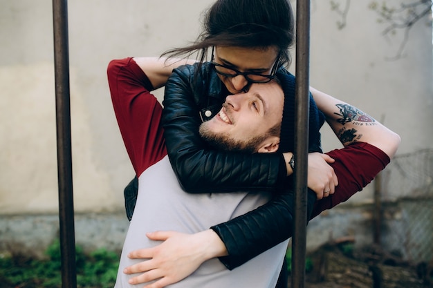 Amare donna abbraccia il suo ragazzo