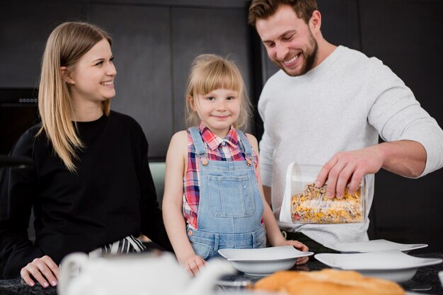 Amare la colazione in cucina di famiglia