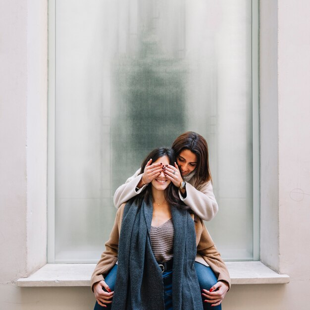 Amare le amiche in posa delicata sulla strada