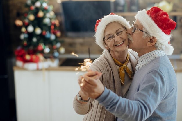 Amare le coppie senior che ballano il giorno di Natale a casa