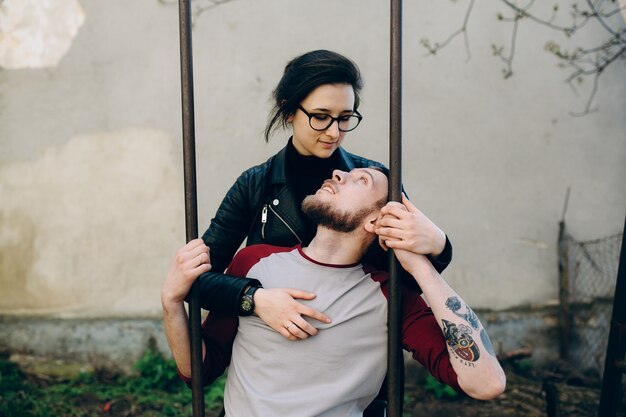 Amare uomo che guarda la sua ragazza