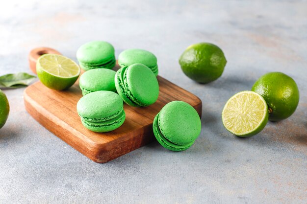 Amaretti al lime con frutta fresca.