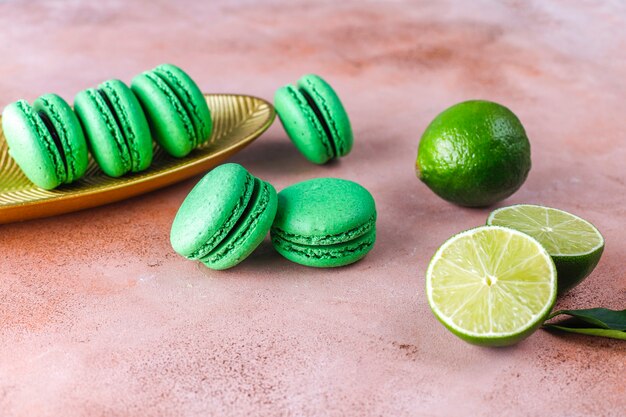 Amaretti al lime con frutta fresca.