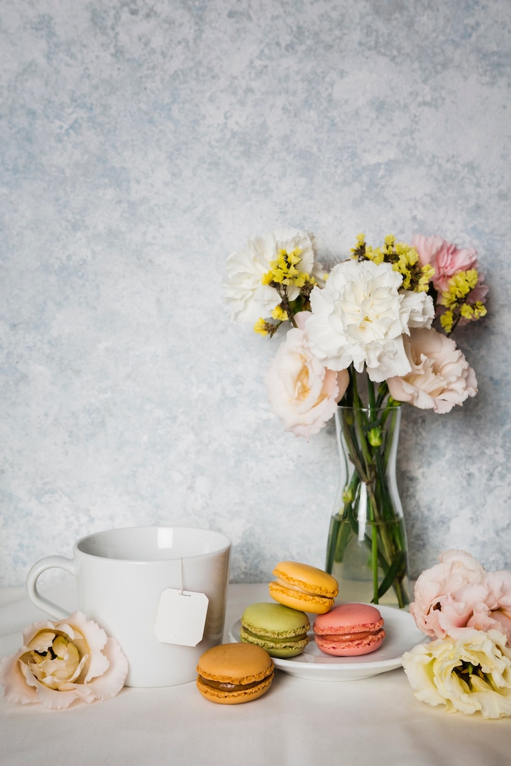 Foto gratuito amaretti circondati da fiori