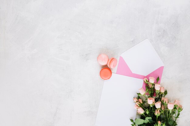 Amaretti vicino busta e bouquet