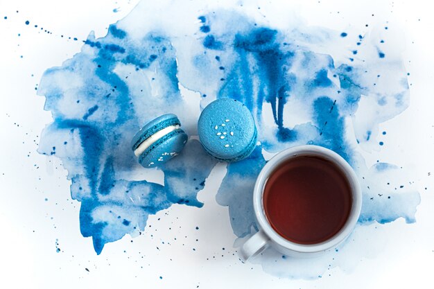 Amaretto da dessert su acquerello blu, elegante creativo.