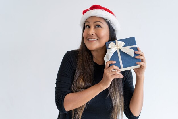 Amazed mescolato donna corsa nel cappello di Natale